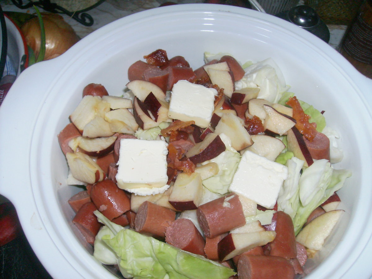 https://images.saymedia-content.com/.image/t_share/MTc2MjYwMDY3OTEyNTI0OTcz/recipe-tasty-crock-pot-cabbage-and-hot-dogs.jpg