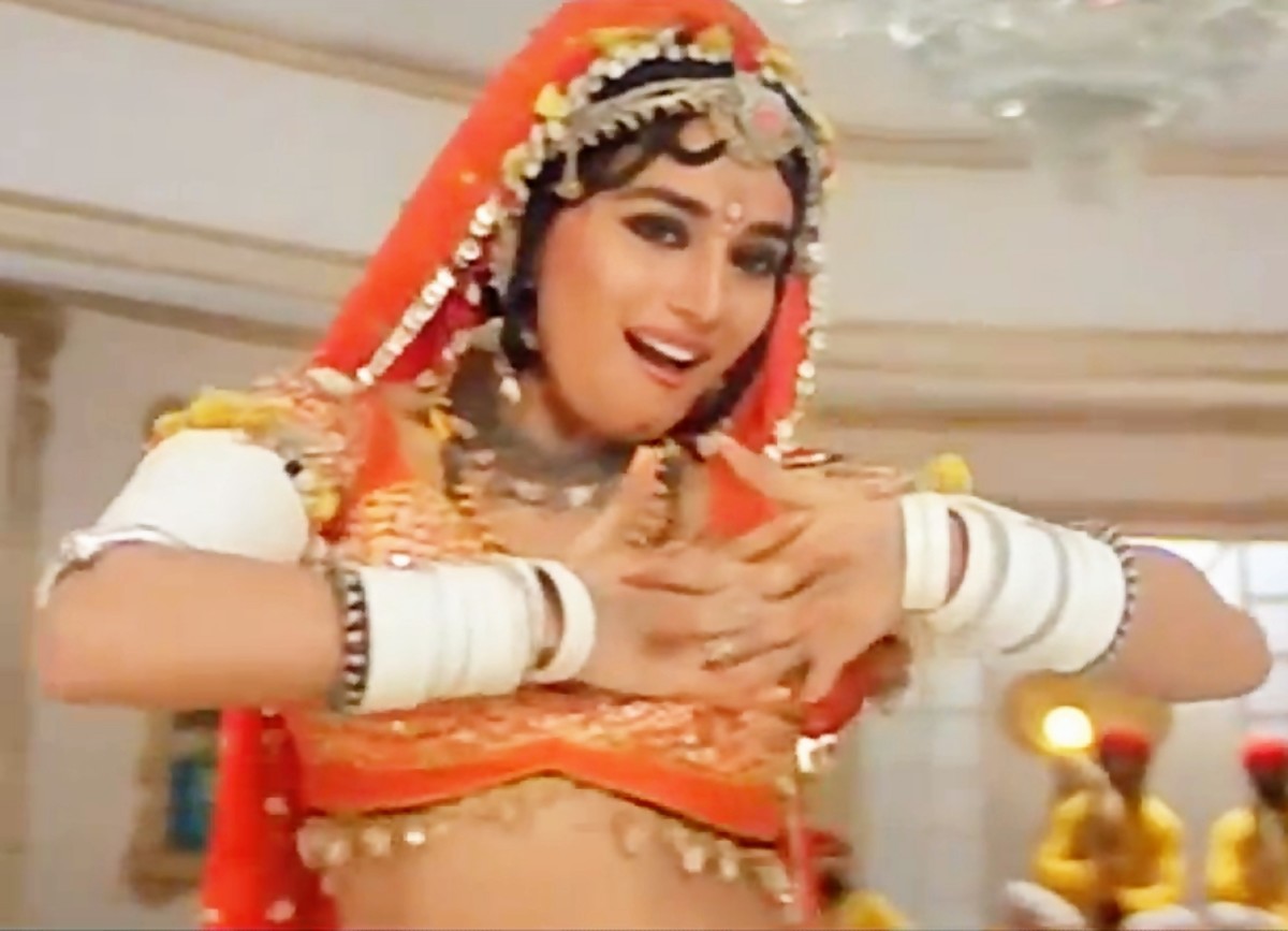 One of the best Bollywood choreograhies of all time, that combines Madhuri Dixit with Rajasthani folk music and dance !