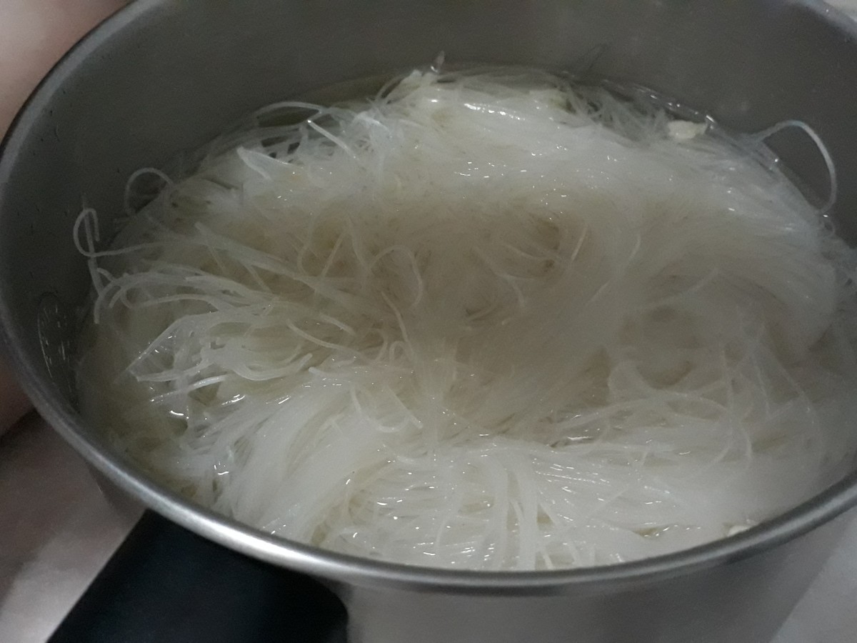Boil rice vermicelli into hot boiling water
