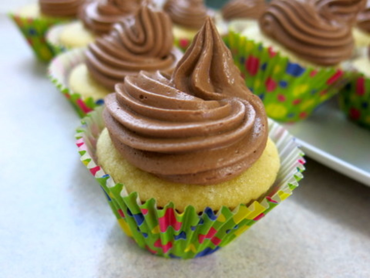 Cupcakes from Scratch: Yellow Cupcakes With Chocolate Frosting Recipe