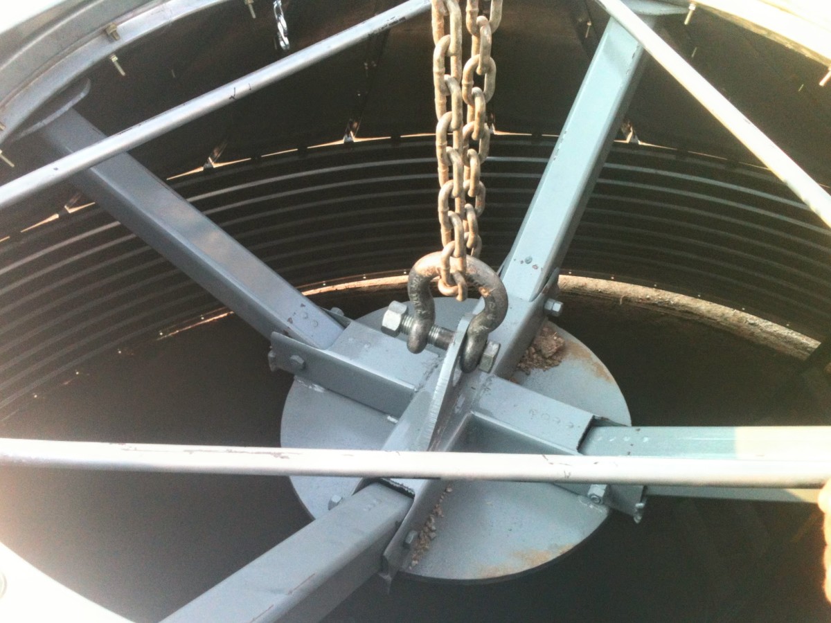 This professionally manufactured lifting ring with articulated arms supports the grain bin at the peak, allowing it to be lifted with a crane, etc. during construction, disassembly, or any moving process.