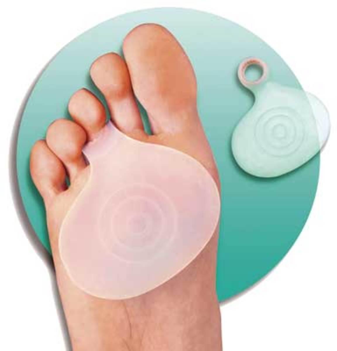 Simple first device to spread the toes and relieve the pressure on the nerve