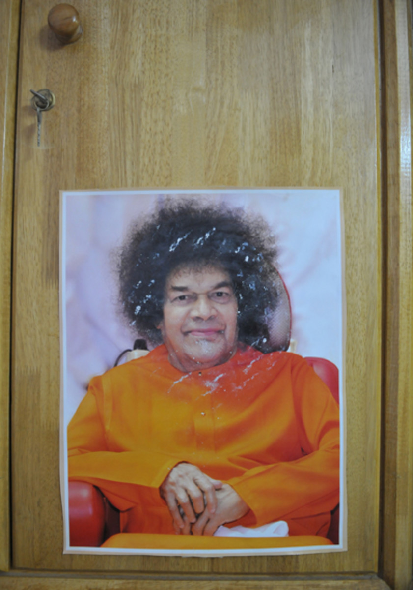 The picture on mom's cupboard. A nice and gentle halo of vibhuti is seen around Swami's face.