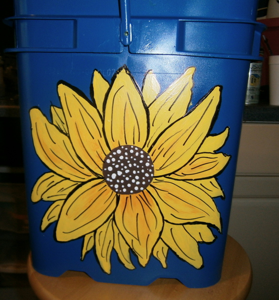 make-a-flower-pot-from-a-cat-litter-bucket