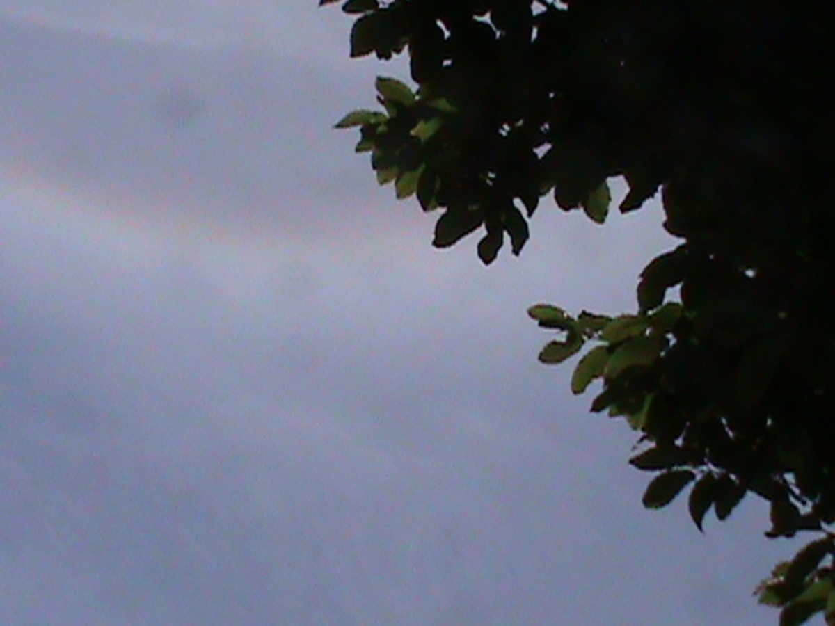 This is part of a sun halo, notoriously difficult to photograph due to their proximity to the sun. These too have been misidentified as chembows.
