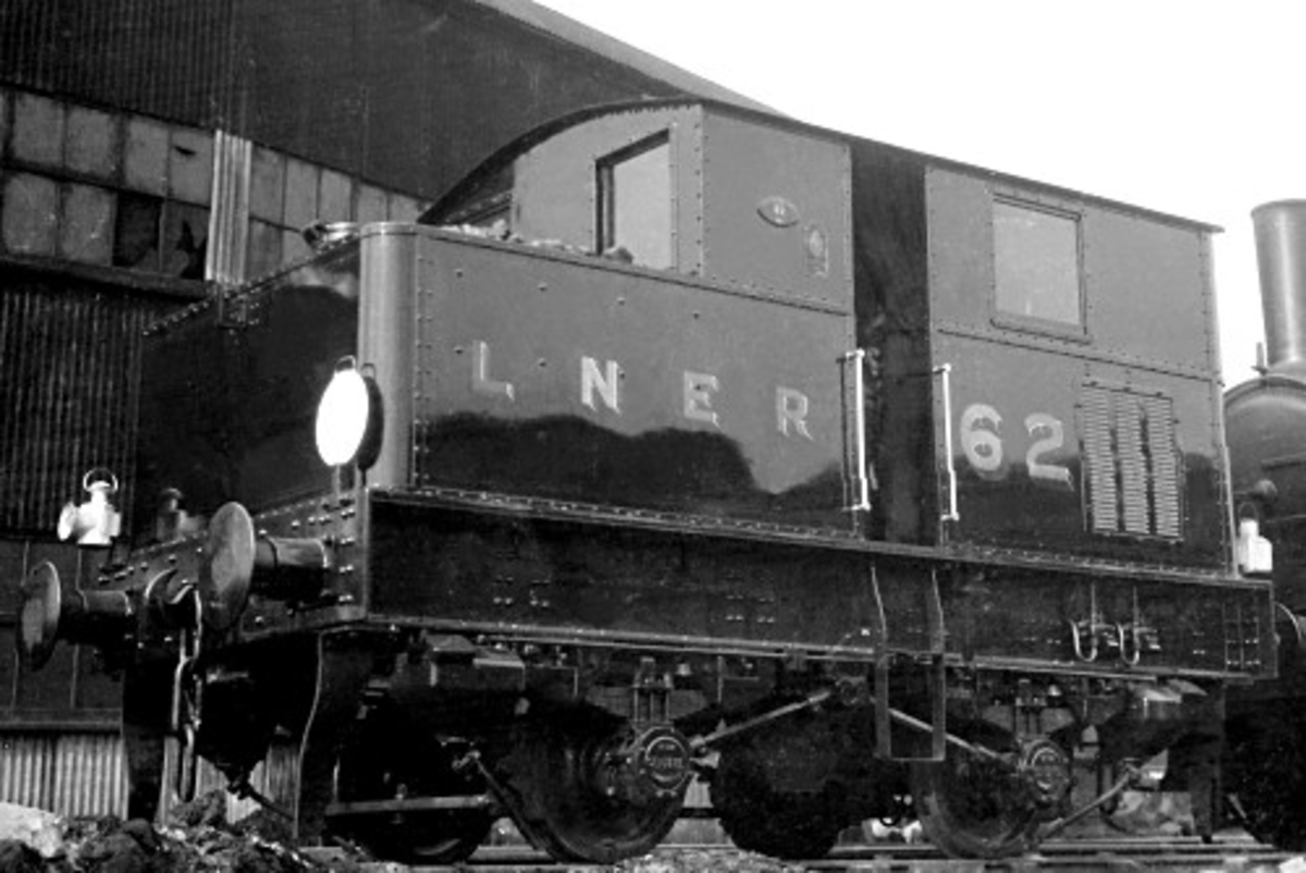 Here's another Sentinel shunter, in LNER livery this time, in their heyday. The LNER went in a big way for these handy four-wheel chain-driven vehicles that needed less space than a conventional steam locomotive. Handy for small yards, factories etc.