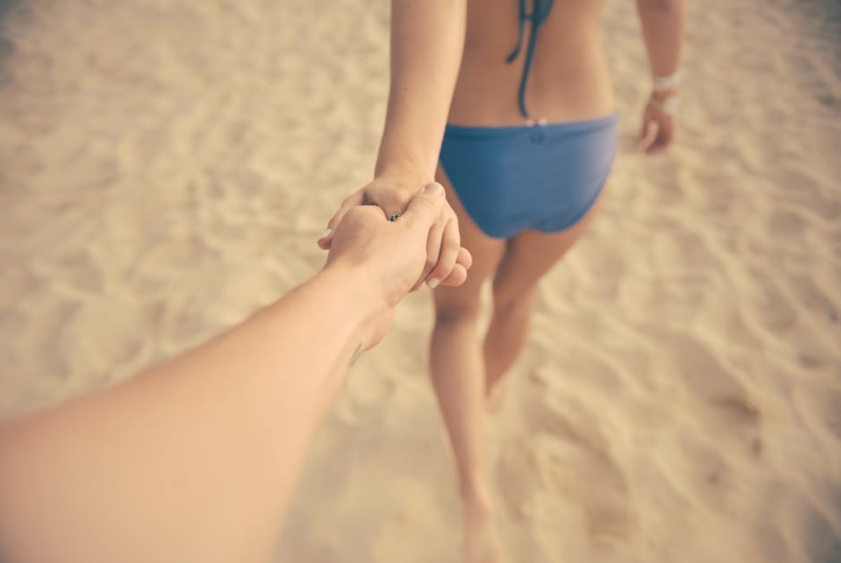 Running on beach is fine for couples in a platonic relationship, but guys, do not remark to your platonic girlfriend: "You have lovely legs!" Instead say, "Your limps look so healthy."