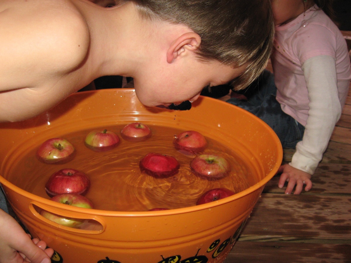 Halloween party ideas: Bobbing for apples.
