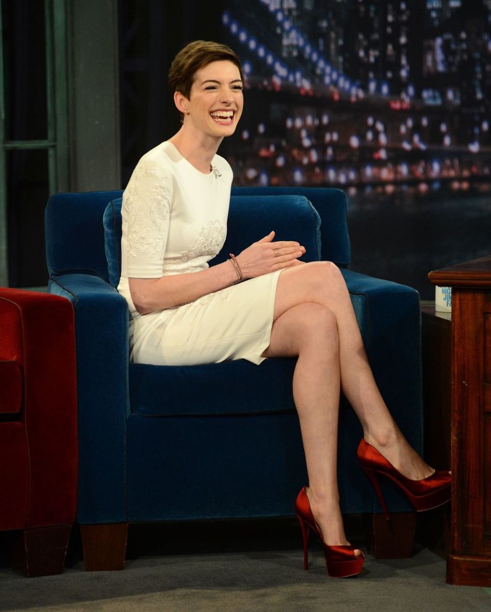 Anne Hathway on late night show in a short dress and red heels