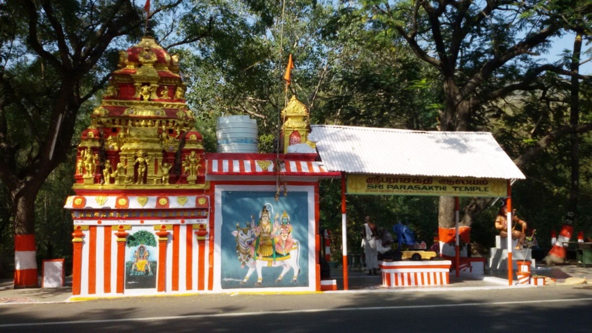 One of the numerous temples on the Giri Valam path