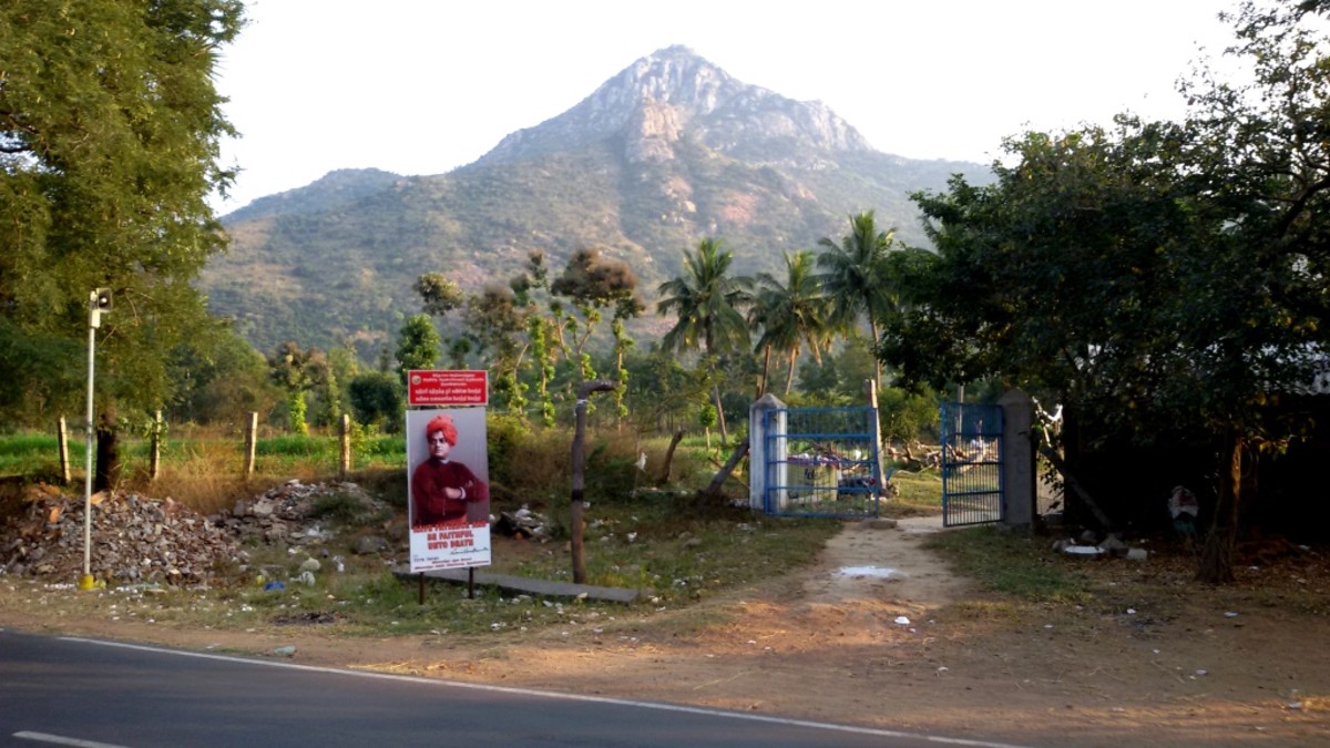 The memories of Giri Valam : Picture of the famous modern sage Swami Vivekananda with the sacred hill Arunachalam Giri in the background