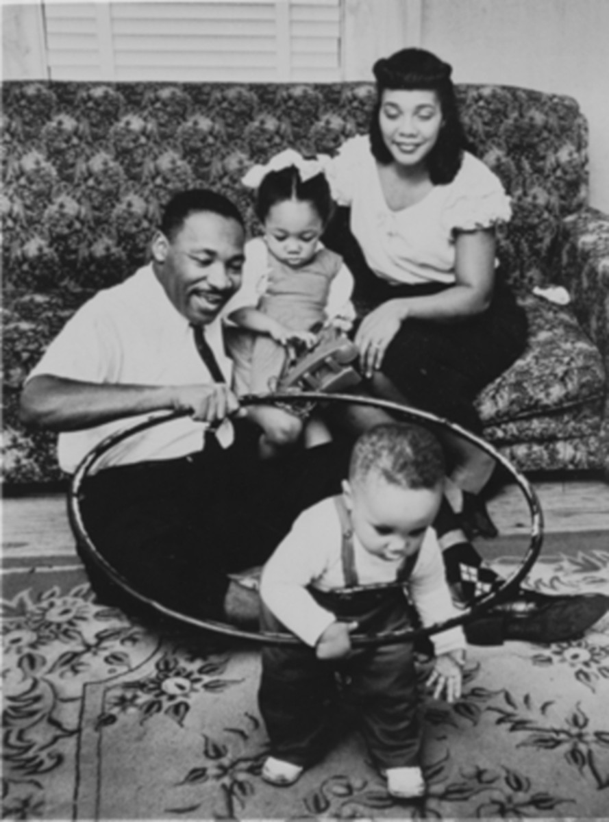 DR. MARTIN LUTHER KING JR. WITH HIS FAMILY