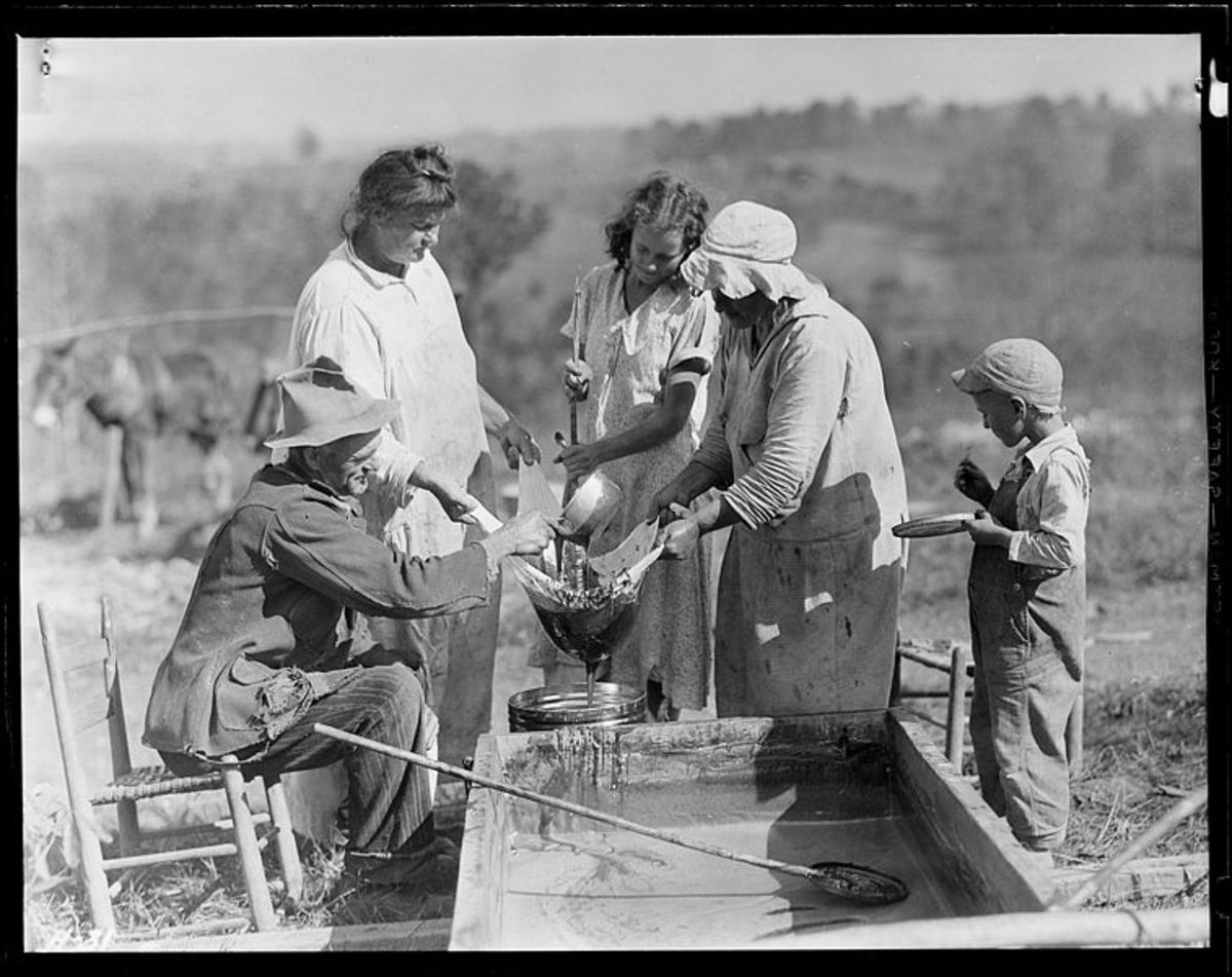 Straining the sorghum molasses on a Tennessee farm, 1933.