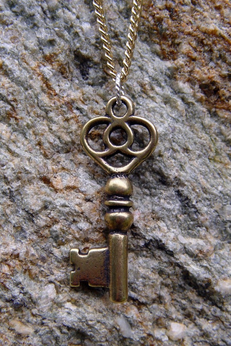 Celtic iron interlaced loop key style