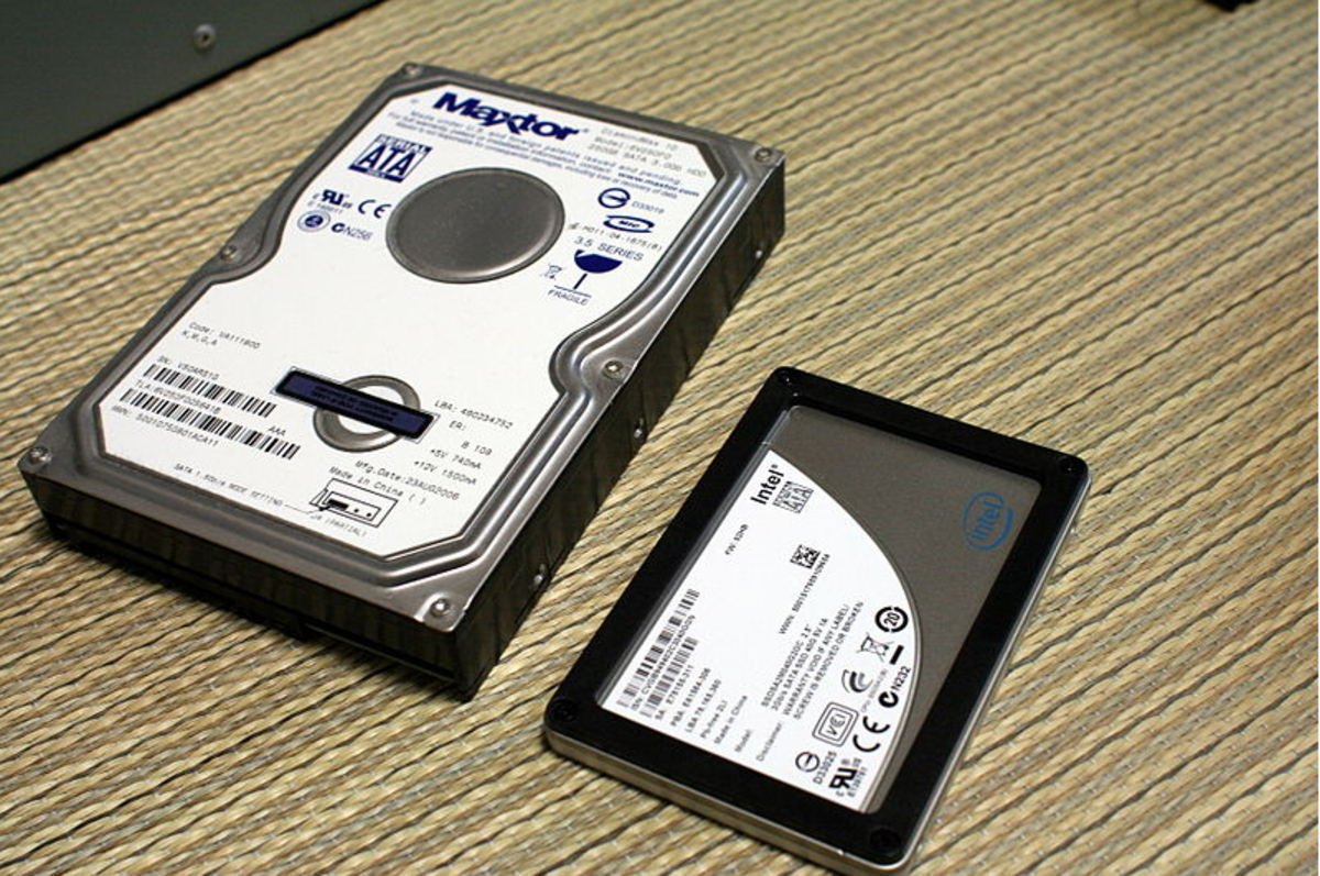  A hard disk drive and 2.5' solid state disk drive