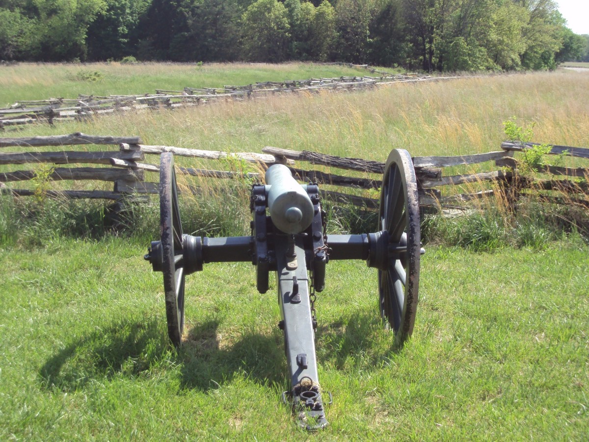 Union artillery used rifled barrels and was more accurate than smooth bore Confederate cannons