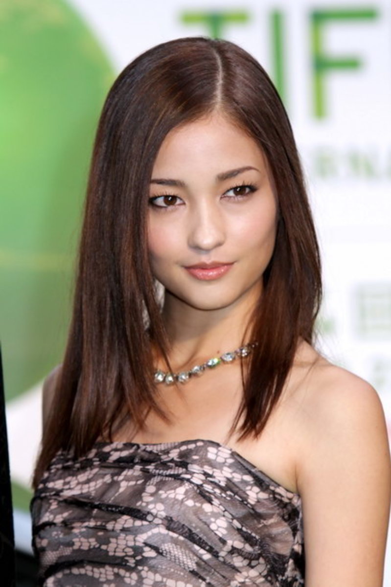 Meisa Kuroki shows why she is so beautiful! Her Japanese and Panamanian background give her that exotic look.