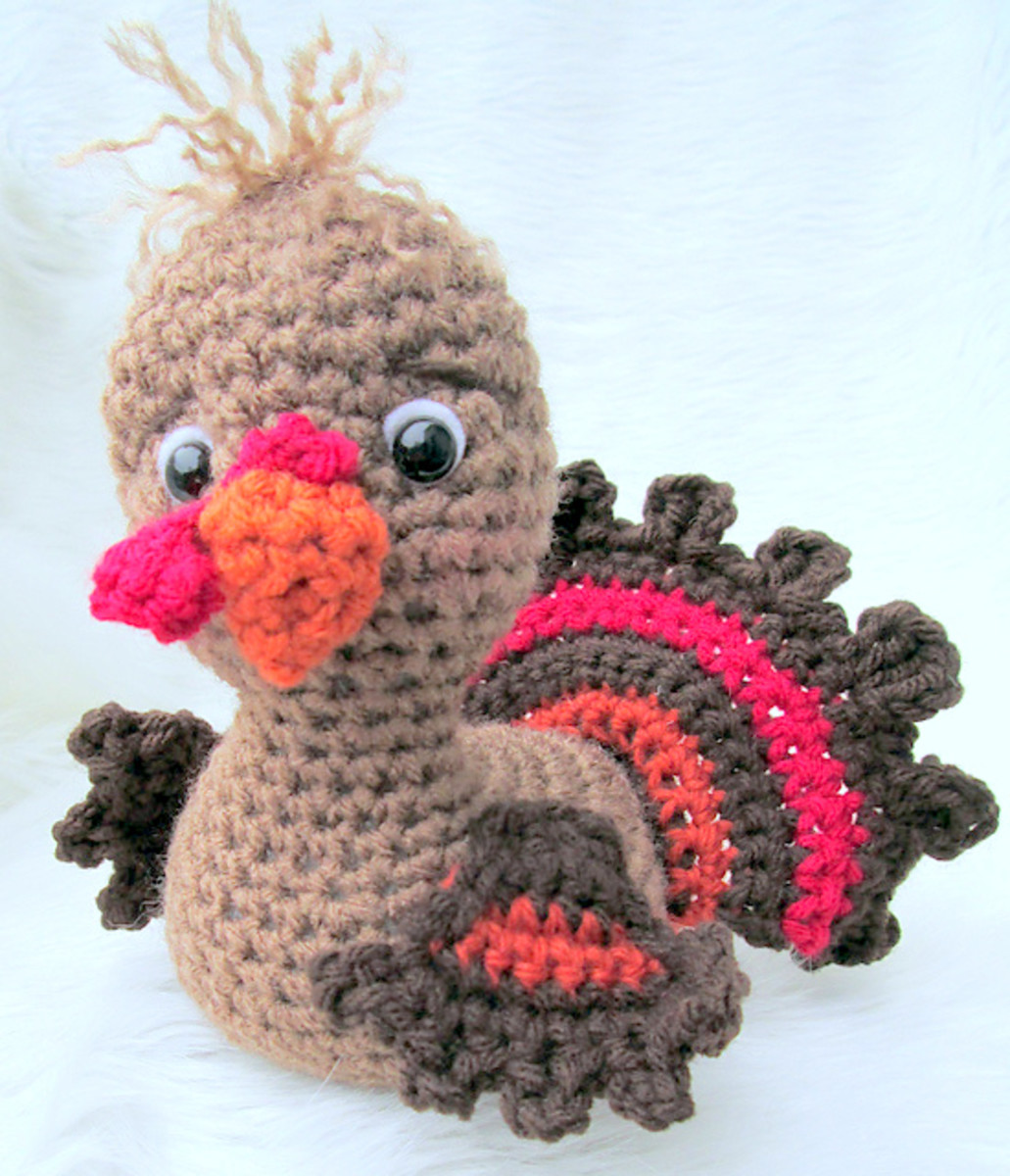 Free crochet pattern amigurumi Thanksgiving turkeys.