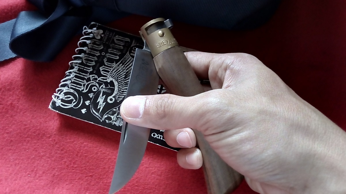 how-to-open-your-opinel-and-old-bear-knives-with-one-hand