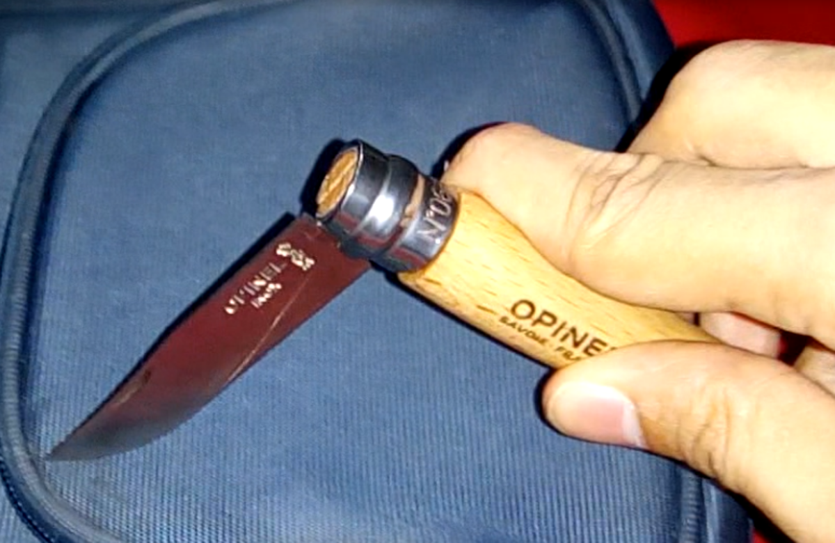 how-to-open-your-opinel-and-old-bear-knives-with-one-hand