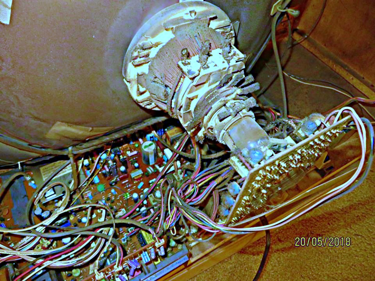 The Beautiful Chassis of the 1985 Curtis Mathes Color Television ... She was hand-wired and has a made in America 26 inch CRT - Cathode ray tube.