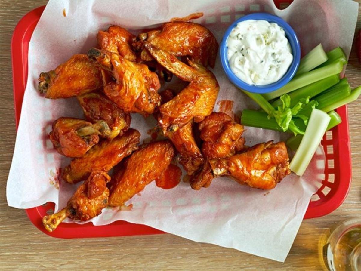 Bills Rookies Try Chicken Wings In Buffalo For The First Time [VIDEO]