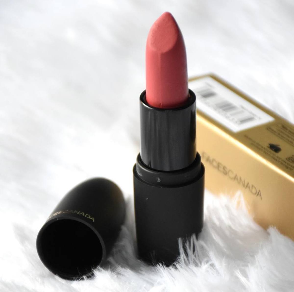 review-of-faces-canada-weightless-matte-finish-lipstick-bombshell-red-09