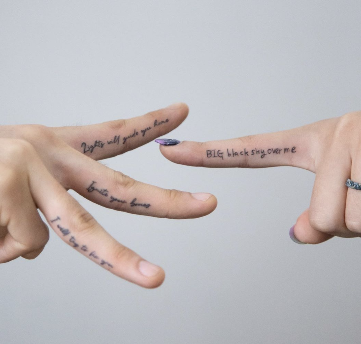 Side finger text tattoos by @oi_tattooer.