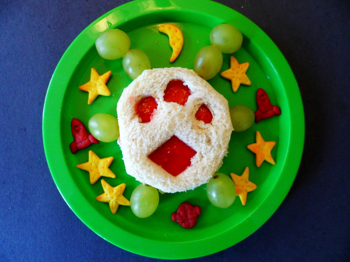 An alien sandwich with space-themed goldfish crackers.