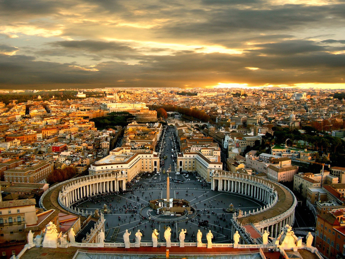 Pros and cons of visiting Rome.