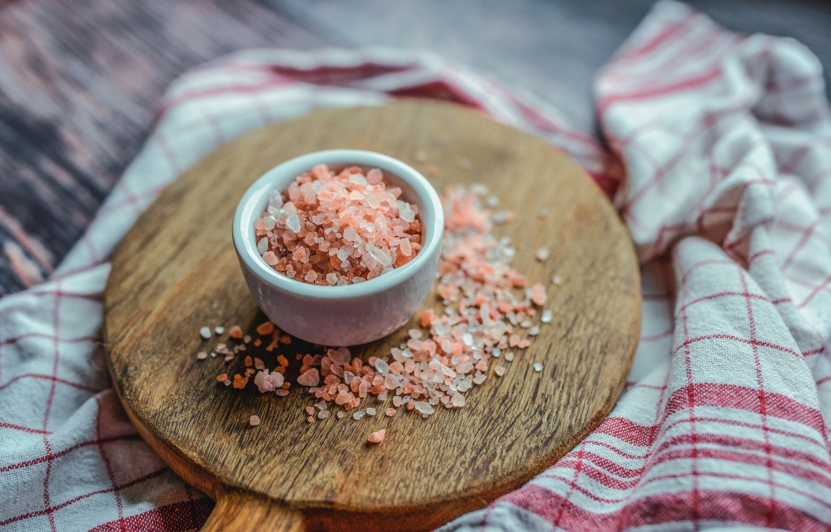 Himalayan salt is versatile and can be used in a number of different ways. It works wonders for our skin as a face or body scrub.