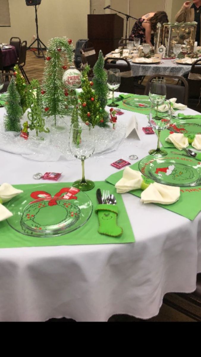 Grinch Holiday Table Setting