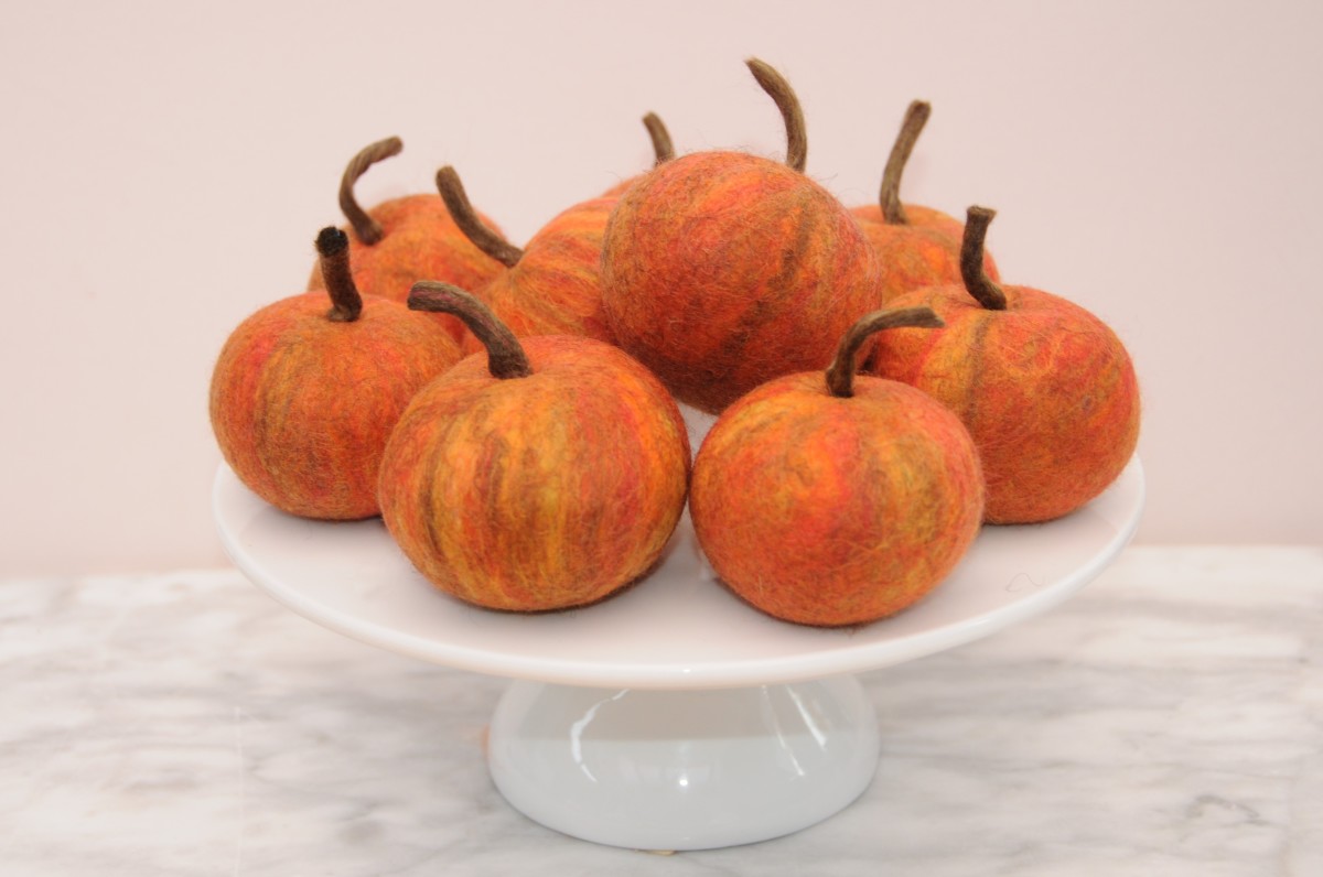 The ornamental wet felted apples