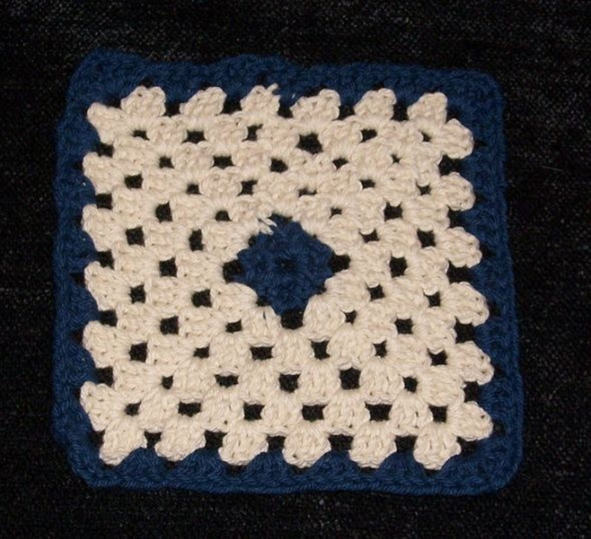 "Granny Square" sample. Attribution: By Durova (Own work) [GFDL (http://www.gnu.org/copyleft/fdl.html) or CC-BY-SA-3.0-2.5-2.0-1.0 (http://creativecommons.org/licenses/by-sa/3.0)], via Wikimedia Commons