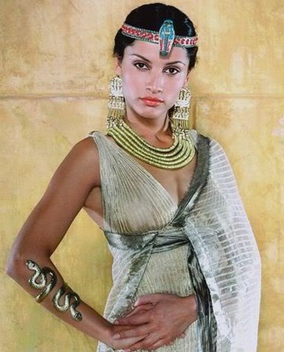 Leonor Varela as Cleopatra
