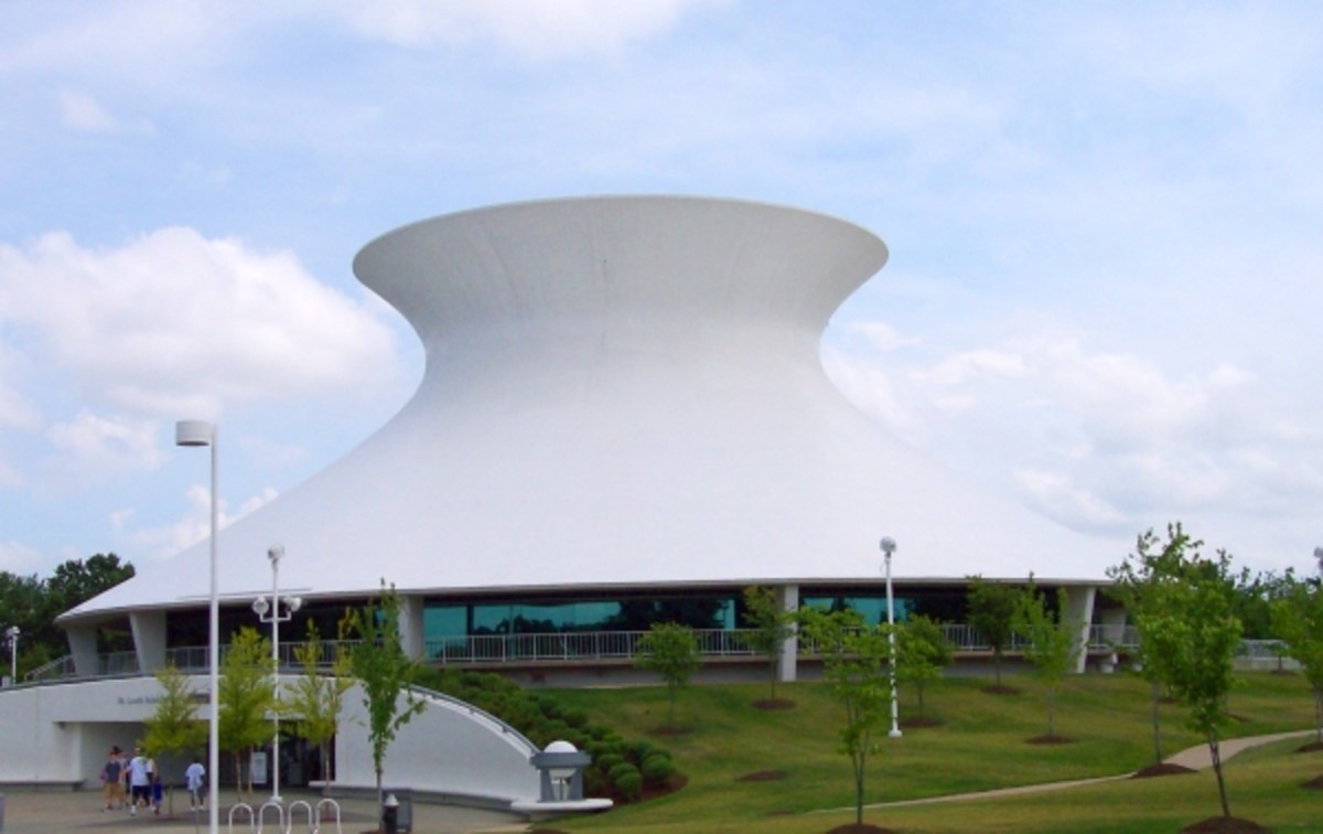 The James S. McDonnell Planetarium was built in en:1963 and remoded in the mid-1980s.