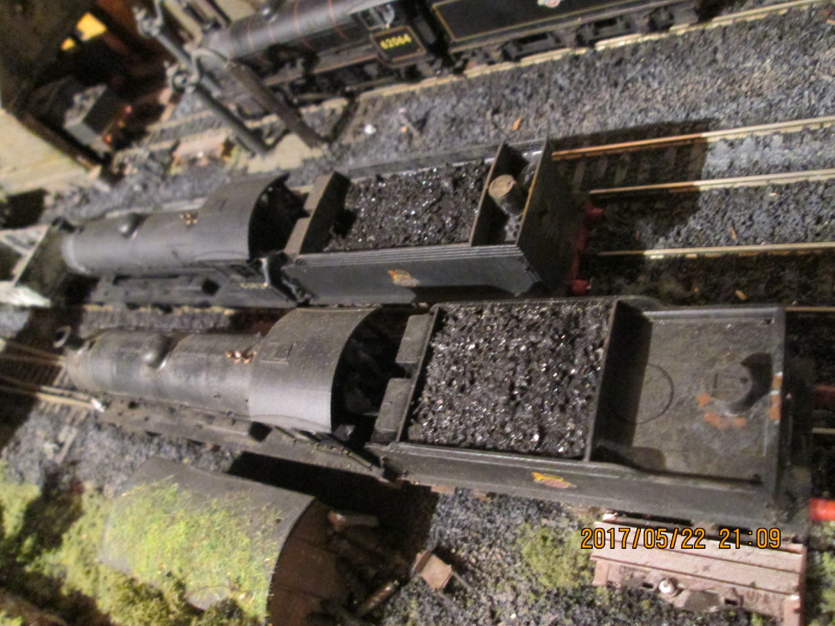 Showing the difference in build sequence, on the left is later locomotive 63443 with smaller coal space than 63420. The former was a Darlington build, the latter built by Armstrong Whitworth on Tyneside