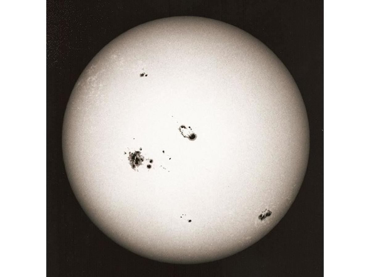 Sun with sunspots, analogphotography with a 4" Maksutov telescope and foil-filter ND 4; Date = 28 October 2003; Author = Hans Bernhard (Schnobby)    http://creativecommons.org/licenses/by-sa/3.0/