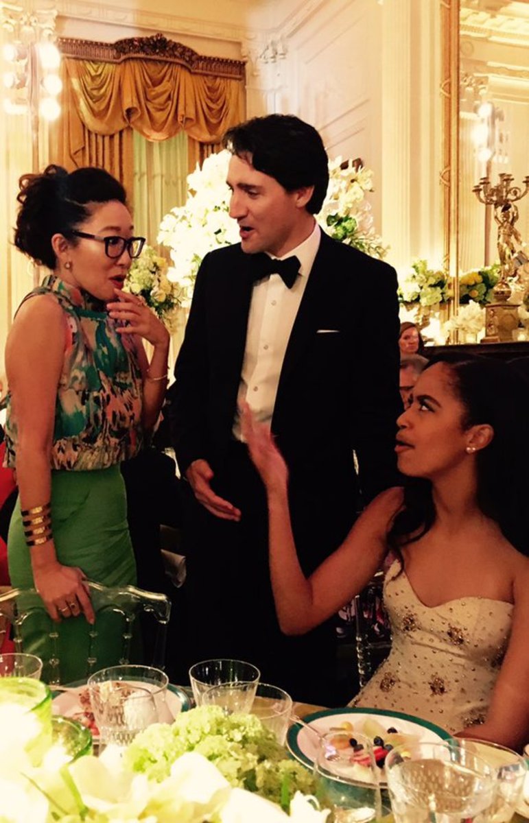 Sandra Oh speaks to  Canadian Prime Minister Justin Trudeau and Malia Obama during the state dinner at the White House