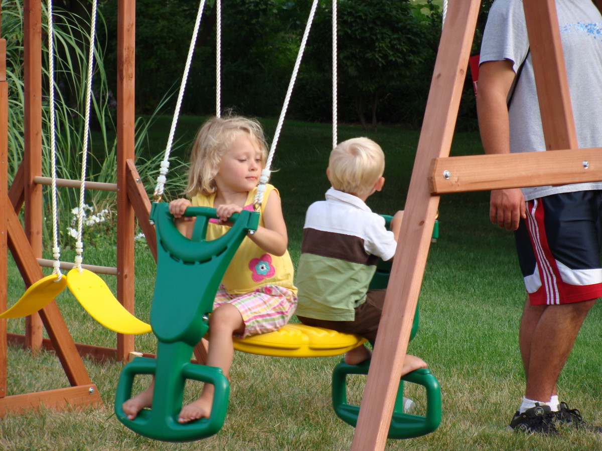 wooden-swing-set-vs-plastic-swing-set-choosing-the-best-outdooor-playset-for-your-family