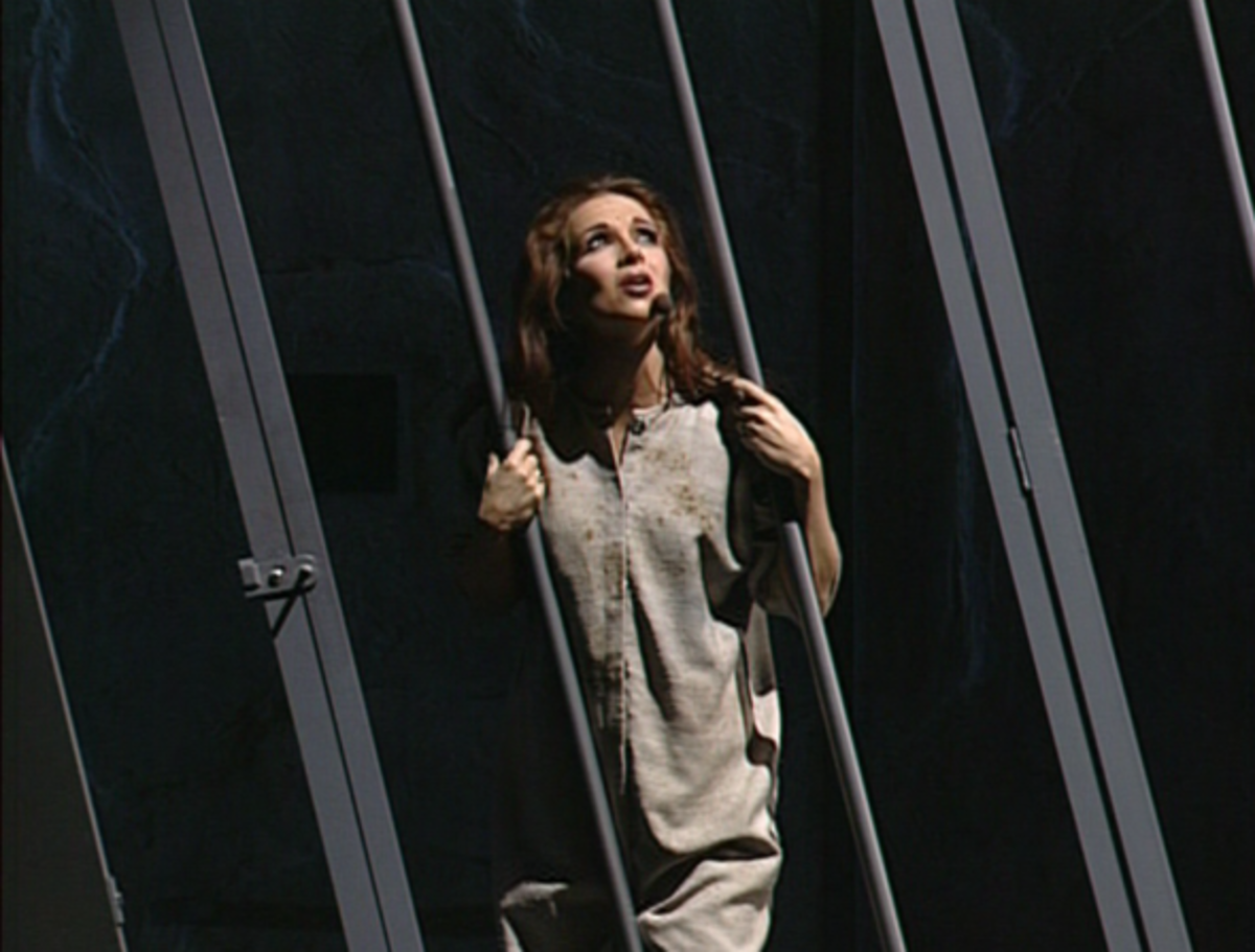 Helene Segara as Esmeralda singing Les Oiseux qu'on met en Cage with Garou as Quasimodo
