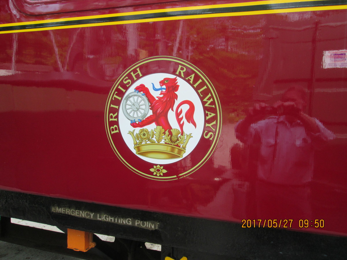 Detail of the British Railways carriage emblem (transfer) below the 'tumble-home' waistline: lion rampant emerging from the crown, holding a locomotive wheel (a bit fanciful but effective) 