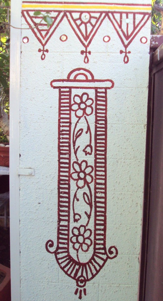 An example of Indian tribal wall art fillers you can use - Note how a random pillar has been painted with this filler