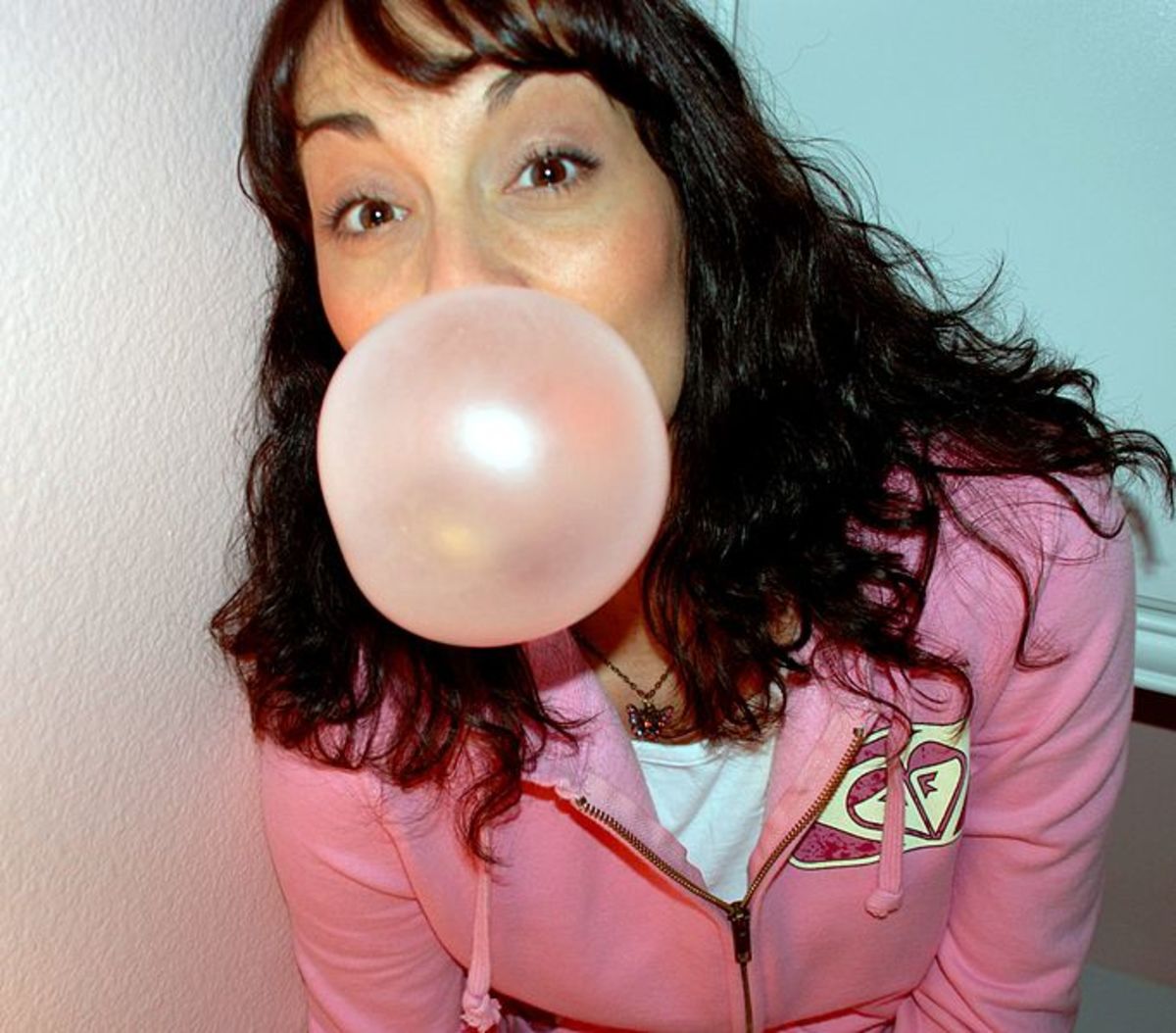 This article will take a look at the history of bubble gum.