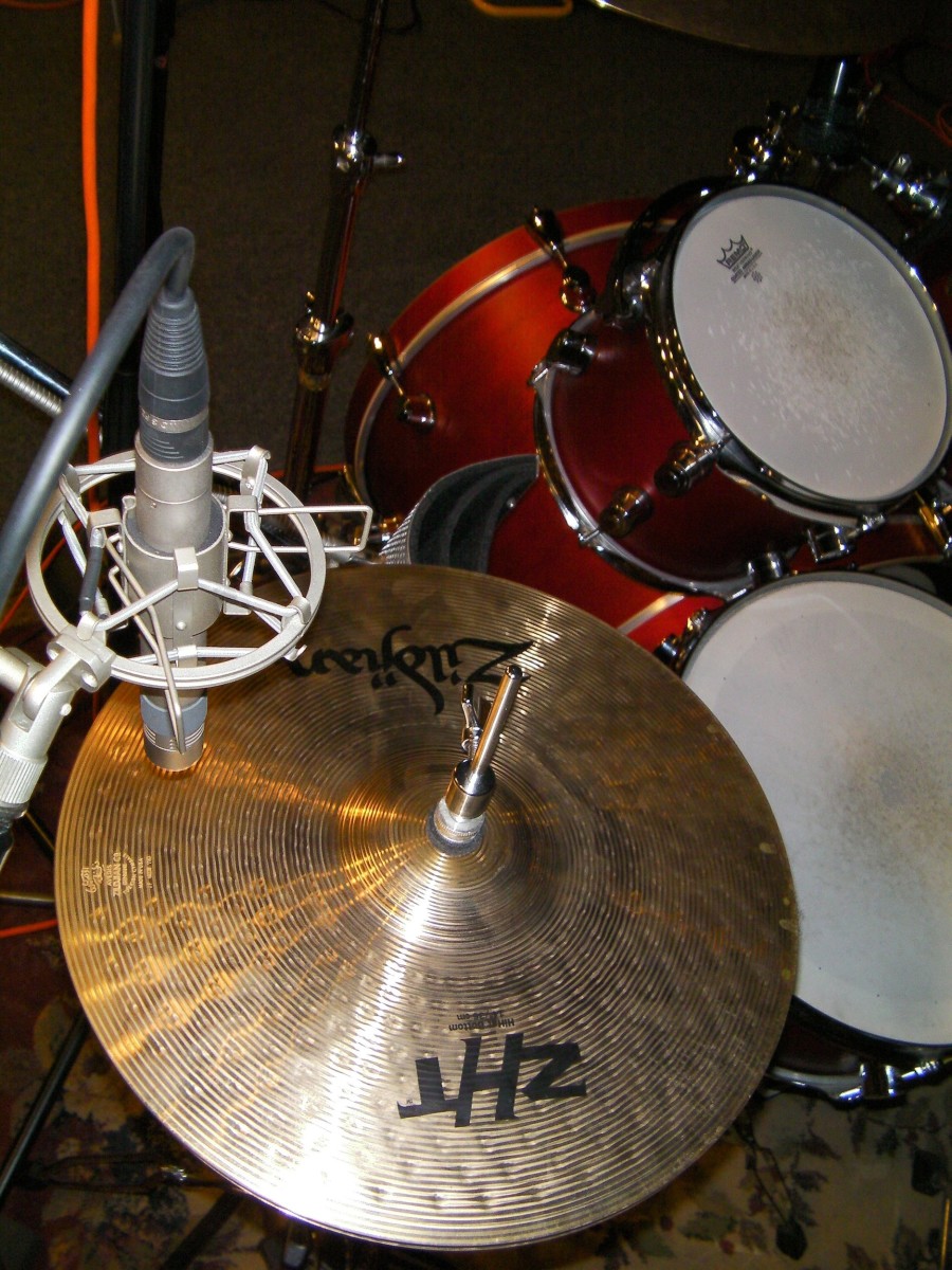 A small diaphragm condenser mic on the top hat.