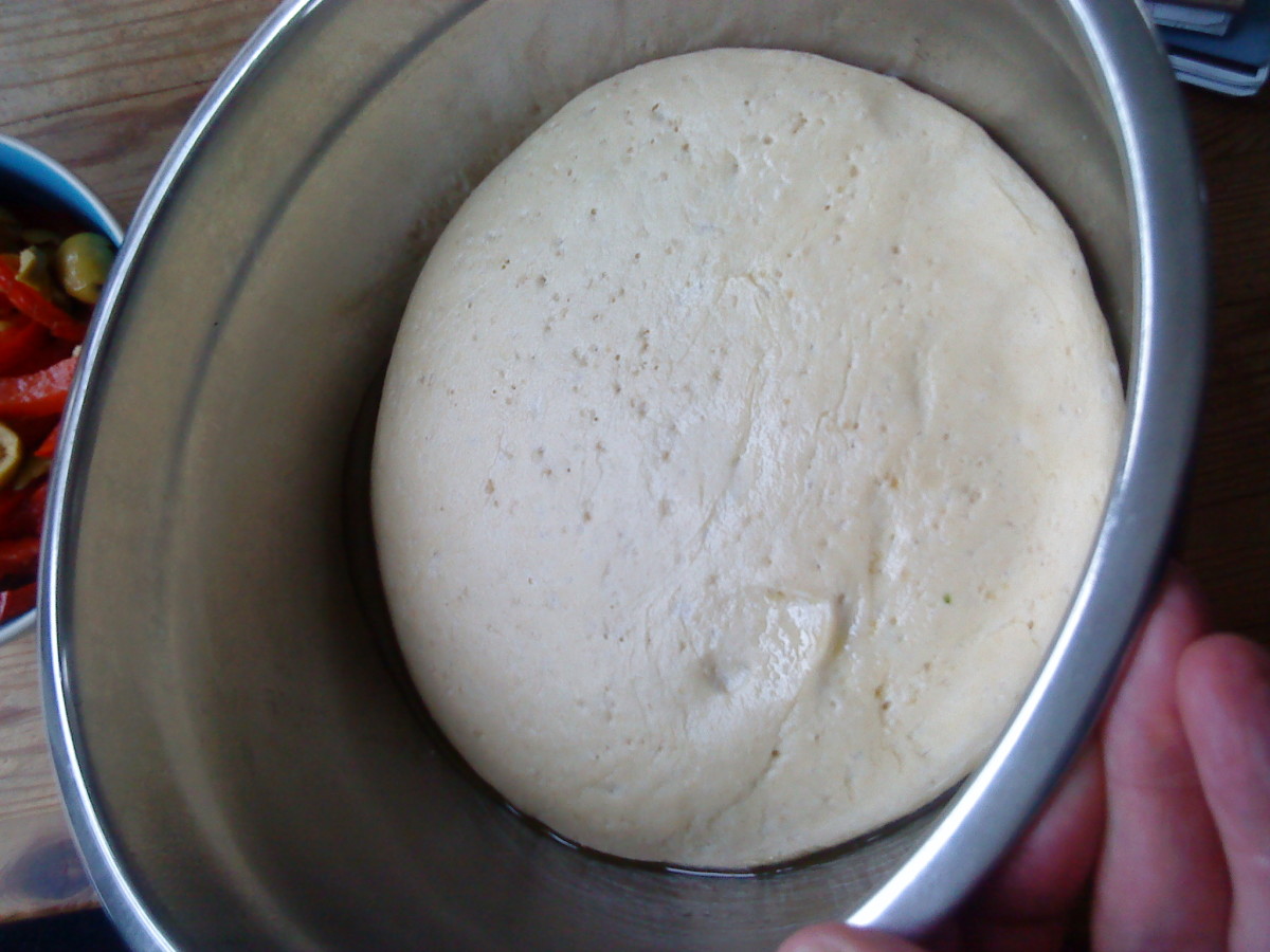 Mix flour, yeast, water,oil, salt and sugar into a soft dough. Leave it to rise.