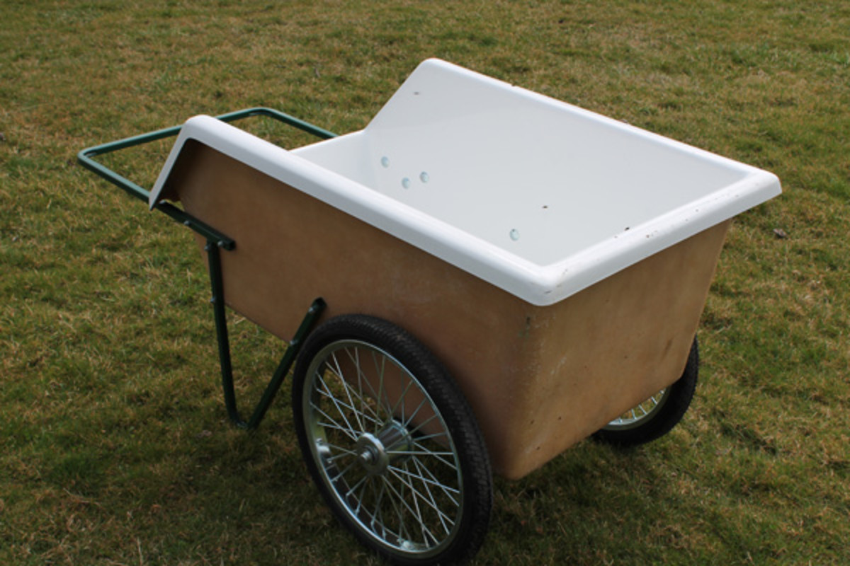 lawn-and-garden-carts-wheelbarrow-gardening-equipment