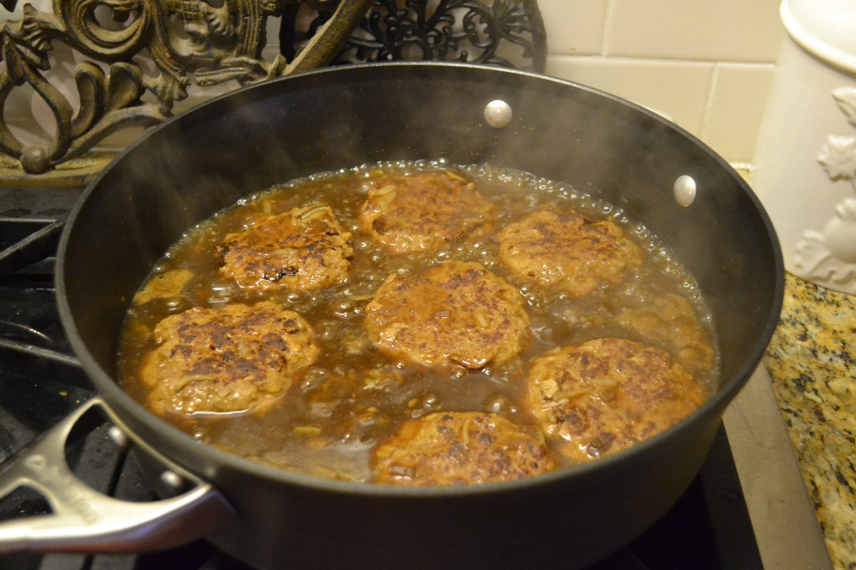 https://images.saymedia-content.com/.image/t_share/MTc2Mjk2NzkzOTA5Njk5Nzc0/hamburger-salisbury-steaks-smothered-in-onion-gravy.jpg