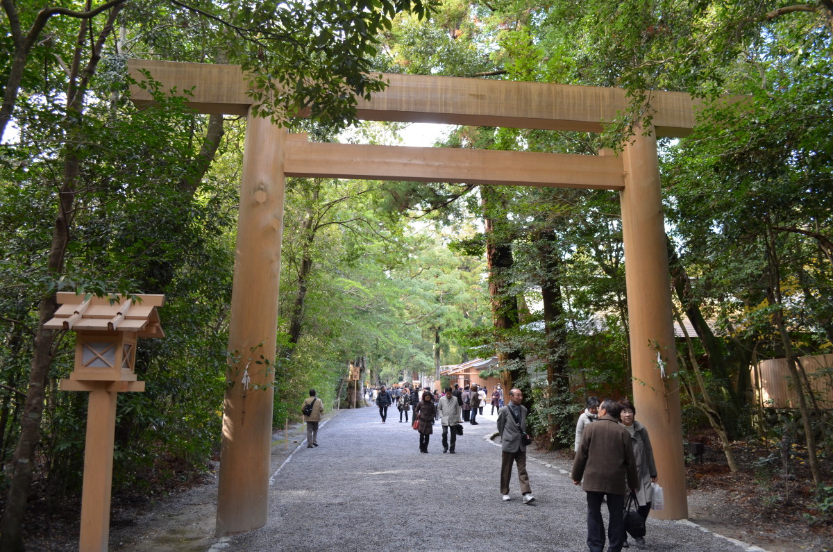 The sacred gate as we enter Naiku