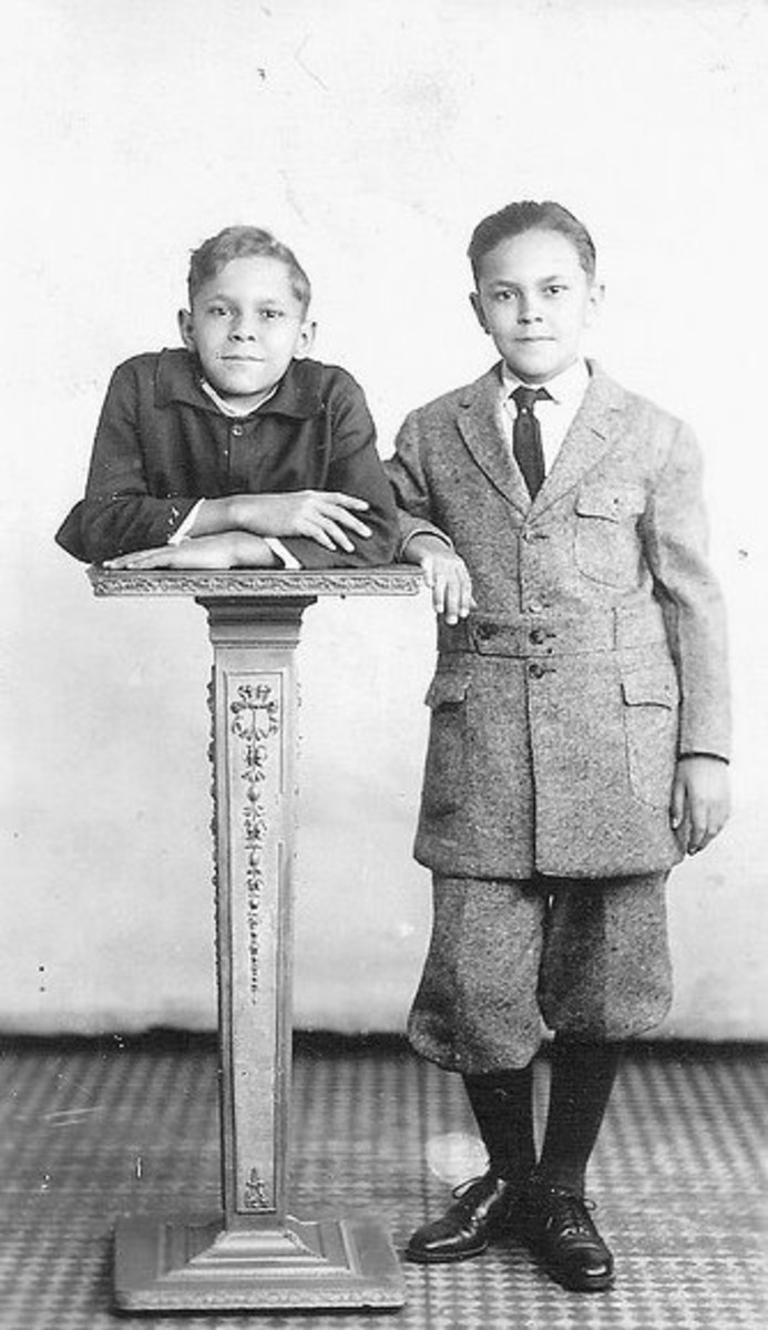 Sideshow performer Johnny Eck the “Half-Boy” with his twin brother Robert.